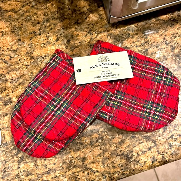 NWT BEE ๐ & WILLOW HOME ๐ก SET OF 2 RED PLAID MINI OVEN MITS ๐โค๏ธ ๐ ๐๐ - Picture 1 of 5